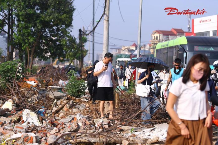 Ùn tắc kéo dài trên Quốc lộ 6, nhiều người phải xuống xe đi bộ vì phương tiện gần như không thể di chuyển.