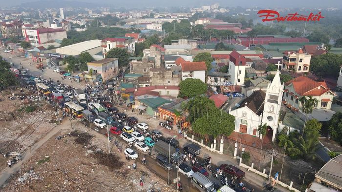 Đến 8h30, tình trạng ùn tắc trên Quốc lộ 6 vẫn chưa giảm, dòng phương tiện tiếp tục nối dài, di chuyển khó khăn.