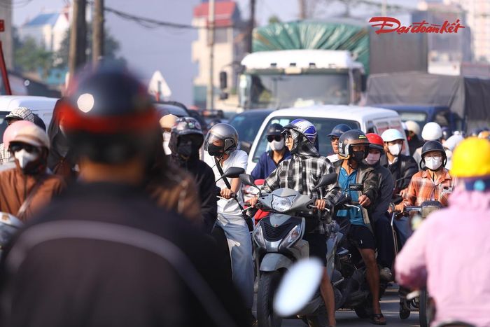 “6h sáng tôi bắt đầu đi mà đến gần 8h vẫn không thể đi được. Xe cộ ùn kín, nhích từng chút một rồi lại phải dừng. Đi gần 2 tiếng mà vẫn không biết bao giờ mới thoát được”, anh Lâm nói.