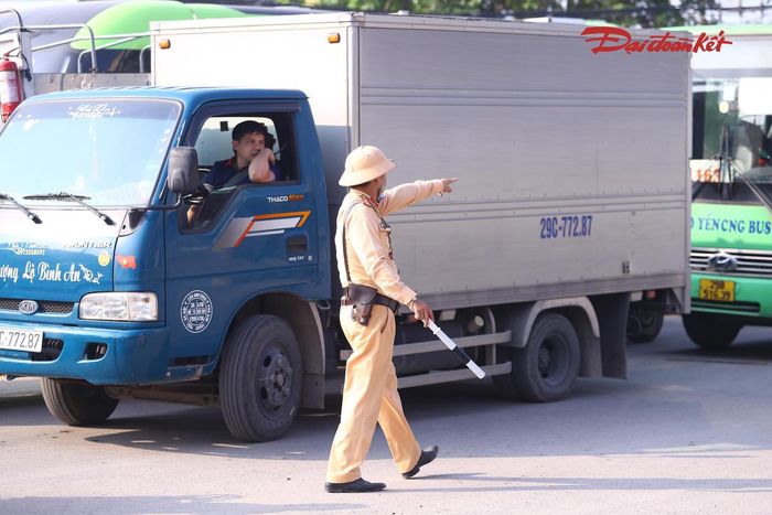 Lực lượng chức năng căng mình phân luồng, điều tiết giao thông nhưng Quốc lộ 6 vẫn ùn tắc kéo dài, phương tiện di chuyển khó khăn.