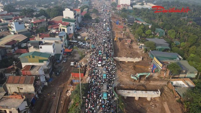 Hàng dài phương tiện nối đuôi nhau, nhiều thời điểm gần như đứng yên trên Quốc lộ 6 do ùn tắc kéo dài.