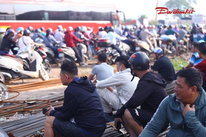 Tại khu vực Quốc lộ 6, cảnh phương tiện quay đầu giữa dòng xe đông đúc khiến giao thông càng thêm khó khăn. Những người không thể tiếp tục di chuyển phải đưa xe vào ven đường.