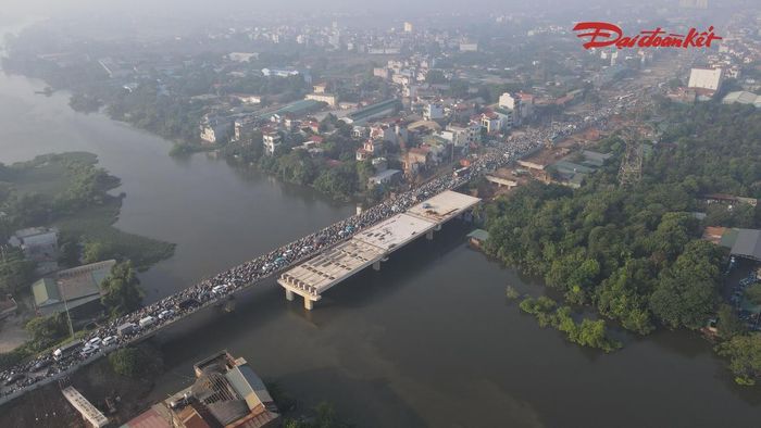 Cầu Mai Lĩnh ùn tắc, dòng phương tiện nối dài, việc di chuyển qua khu vực gặp nhiều khó khăn.
