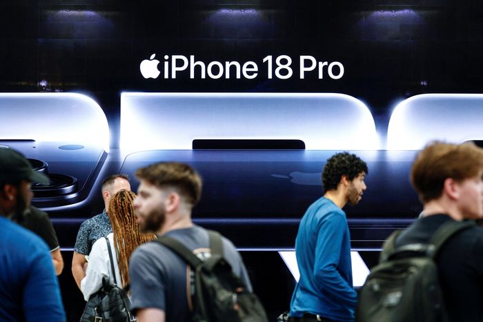 Apple dường như đi theo hướng "chậm mà chắc" trong cuộc đua AI. Ảnh: Reuters.
