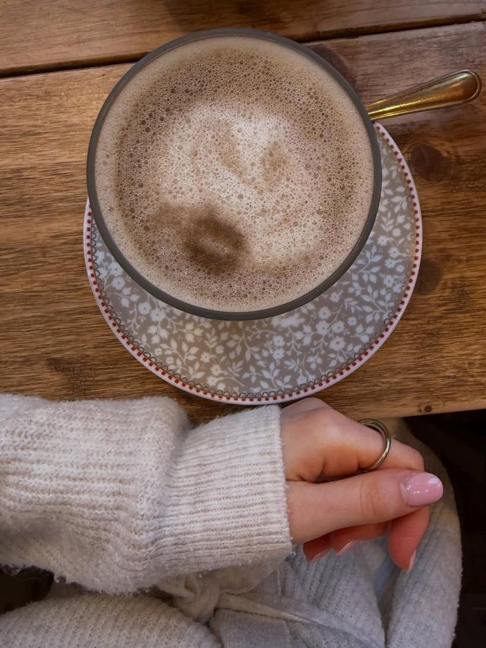 Độ "phủ sóng" của hojicha trên mạng xã hội tăng nhanh từ năm 2025. Ảnh: @lillyyaenn.