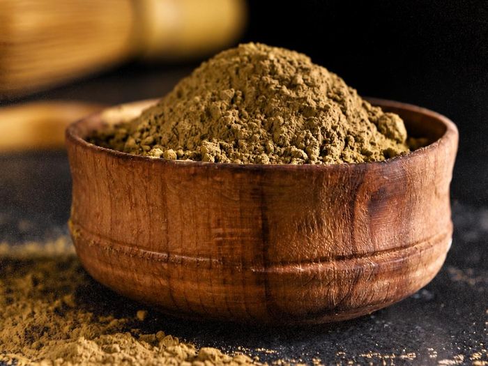 Lá hojicha được rang sau đó nghiền làm nguyên liệu cho các món tráng miệng, đồ uống "bắt trend". Ảnh: @justteayourself.
