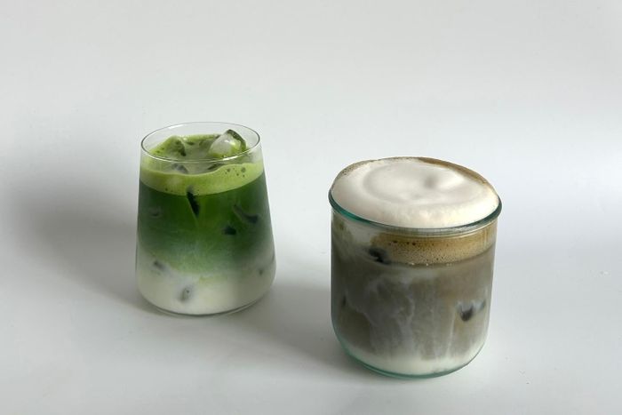 Hojicha latte (bên phải) và matcha latte. Ảnh: @matchachele.