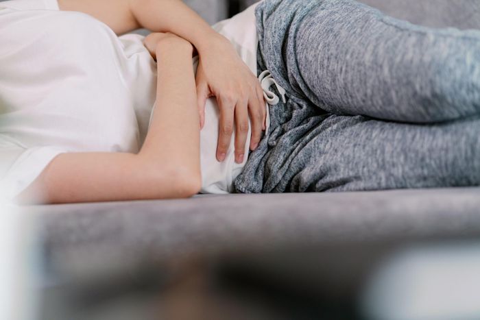 Ở phụ nữ, kháng insulin có thể liên quan đến rối loạn kinh nguyệt, rụng tóc vùng đỉnh đầu, tăng lông ở mặt hoặc ngực, đặc biệt khi đi kèm hội chứng buồng trứng đa nang. Ảnh: Twenty20.