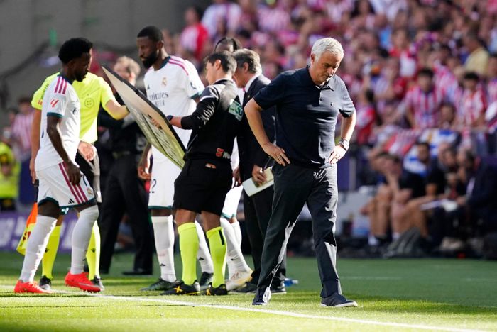  Mourinho bất mãn với công tác trọng tài. Ảnh: Reuters. 