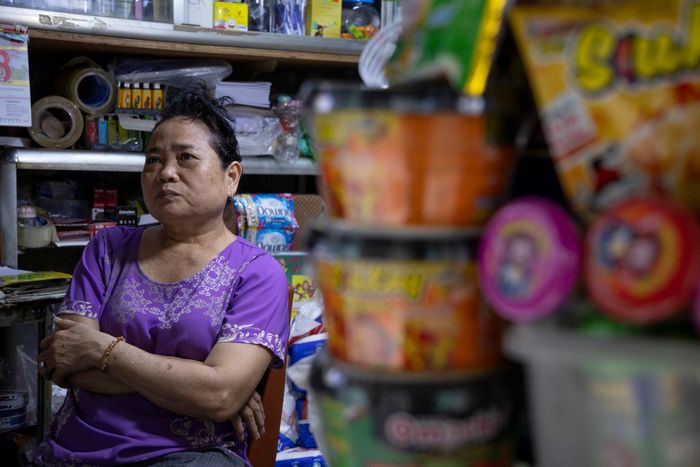 Với bà Nguyễn Thị Tuyết Lan (57 tuổi), người đã gắn bó 40 năm với nơi này, việc di dời là một bước ngoặt lớn. Người thân đã chuyển hết vào TP.HCM sinh sống từ lâu nên bà Lan không thể lựa chọn trở về quê hương của mình. Bà cho biết đang chờ các thông tin cụ thể để tính toán nơi ở và địa điểm kinh doanh mới khi dự án được triển khai.
