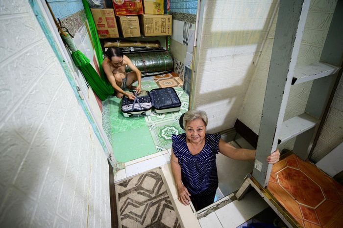 Căn nhà nhỏ 2 tầng dài 6 mét là nơi an cư của gia đình bà Nguyễn Thị Xuân Nga (67 tuổi), với 7 nhân khẩu thuộc 3 thế hệ. Gắn bó từ năm 1982, hai ông bà dự định dùng nguồn tiền đền bù để về quê Gò Công (Đồng Tháp) tận hưởng tuổi già. “Về quê có miếng đất nho nhỏ, hai vợ chồng sống đủ rồi, đỡ tốn nhiều chi phí và thoải mái hơn”, bà Nga cho biết.