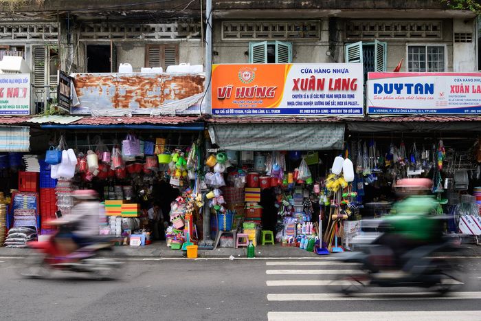 Từng là khu buôn bán lâu đời, những căn nhà tại chợ Gà - Gạo nằm liền kề nhau, nhiều công trình đã có dấu hiệu xuống cấp. Sau khi dự án hoàn thành, khu vực được định hướng đầu tư lại hạ tầng, nhà ở và các công trình phục vụ cộng đồng.