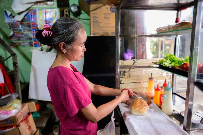Cùng chung niềm hi vọng, bà Ngô Thị Lệ (46 tuổi) bày tỏ sự trông chờ vào chính sách bồi thường và tái định cư: “Sau khi dự án được hoàn thành, gia đình tôi sẽ tái định cư lại, tiếp tục quay về sinh sống và mong muốn phát triển sinh kế tại chỗ”.