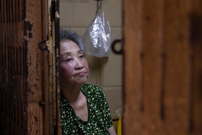 Một mình nuôi 4 người con từ năm 24 tuổi, căn nhà nhỏ nơi góc chợ là nơi sinh sống 50 năm qua của bà Trương Bích Dân (76 tuổi). Tới đây, khu vực này sẽ được xây dựng thành 760 căn hộ tái định cư với tổng diện tích khoảng 4,3 ha, đáp ứng nhu cầu an cư của cư dân. Bà hi vọng dự án chỉnh trang sẽ nhanh chóng hoàn thành để cháu ngoại của bà có một môi trường sống khang trang và an toàn hơn.
