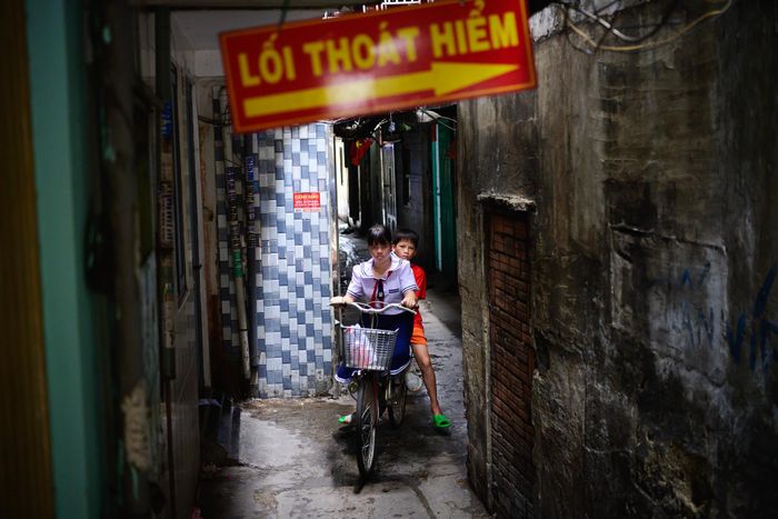 Những con hẻm tối, chật hẹp là khung cảnh thường thấy của khu Mả Lạng. Đây cũng là nơi nhiều gia đình đã sinh sống qua nhiều thế hệ. Các dãy nhà nằm san sát nhau, nhiều con hẻm chỉ vừa đủ cho một xe máy đi qua, tiềm ẩn nguy cơ mất an toàn trong các công tác cứu hộ, cứu nạn và phòng cháy chữa cháy.