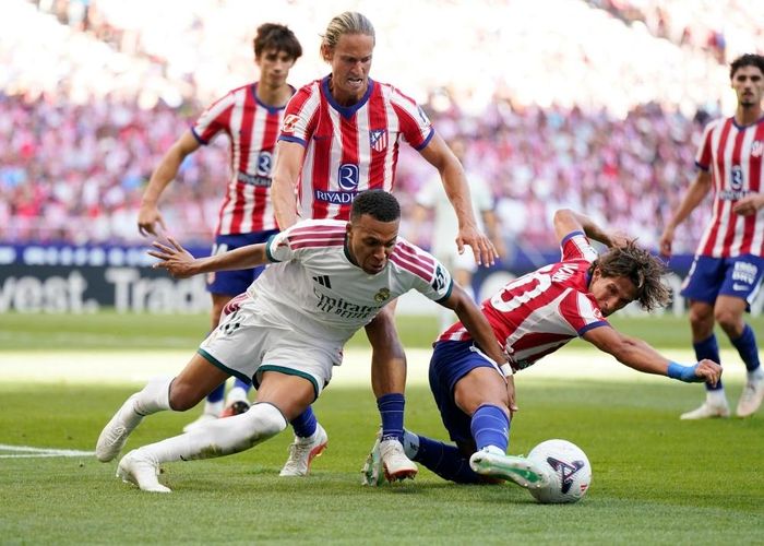  Atletico kiểm soát khu trung tuyến tốt hơn và liên tục khiến hệ thống của Real mất cân bằng. 