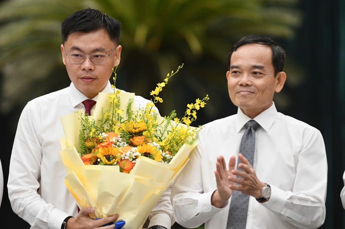 Bí thư Thành ủy TP.HCM Trần Lưu Quang chúc mừng ông Trương Minh Huy Vũ. Ảnh: Duy Hiệu.
