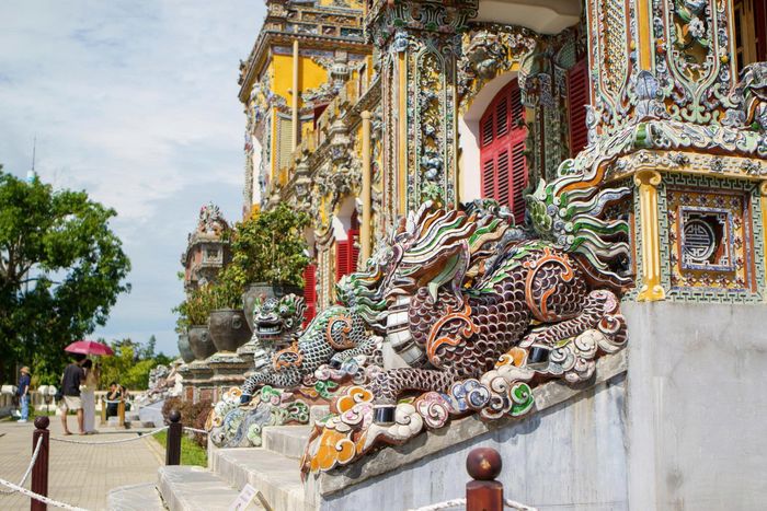 Mặt tiền điện được trang trí bằng nghệ thuật khảm gốm sứ nhiều màu sắc.