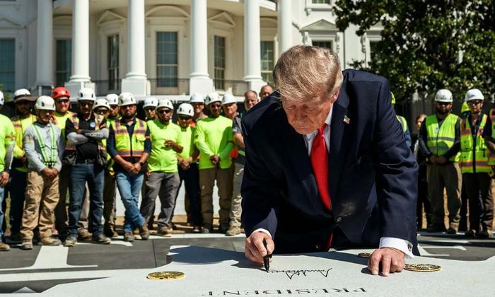  Tổng thống Trump ký tên lưu niệm lên phiến đá sẽ được dùng cho bãi đáp trực thăng Nhà Trắng ngày 19/8. Ảnh: Facebook/WhiteHouse. 