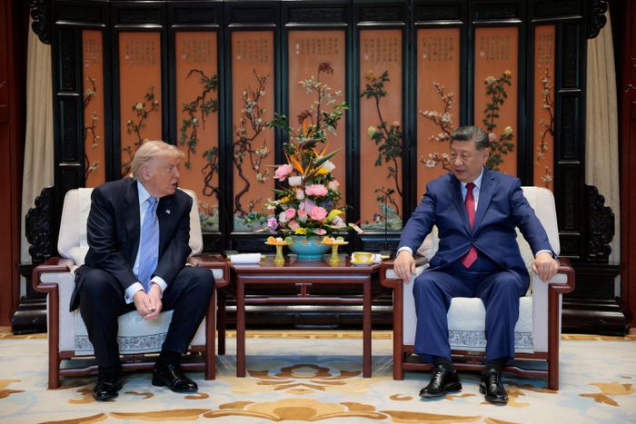 Tổng thống Mỹ Donald Trump (phải) và Chủ tịch Trung Quốc Tập Cận Bình trong chuyến thăm cấp Nhà nước tới Trung Quốc của Tổng thống Mỹ Donald Trump vào tháng 5. Ảnh: Reuters.