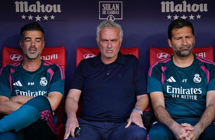 Mourinho bị nhiều CĐV chế giễu vì hành động phàn nàn trong phòng họp báo. Ảnh: Reuters.