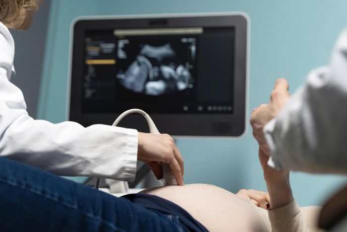  Siêu âm hình thái và sàng lọc đái tháo đường thai kỳ là những kiểm tra quan trọng trong quá trình theo dõi sức khỏe mẹ và thai. Ảnh: Magnific. 