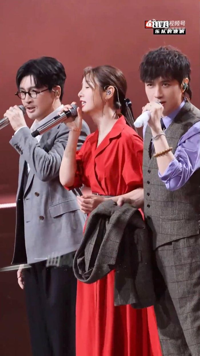 Bộ ba diễn viên Tân dòng sông ly biệt trên sân khấu tối 20/9. Ảnh: Weibo.