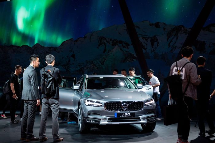  Volvo từng gặp trở ngại trong việc đạt các mục tiêu lợi nhuận đề ra do ảnh hưởng từ thuế quan, nhu cầu xe điện giảm sút và chi phí phát triển sản phẩm gia tăng. 