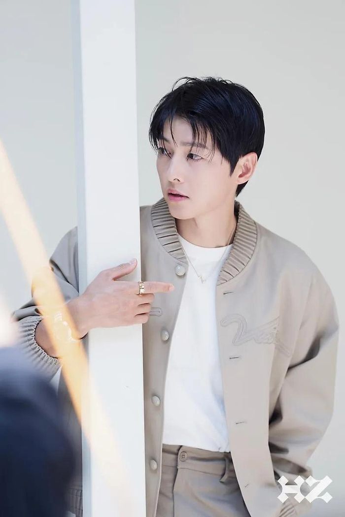 Năm 2025, Song Joong Ki còn trở lại với mảng truyền hình nhờ phim My Youth. Anh vào vai Sun Woo Hae, cựu diễn viên nhí từng nổi tiếng nhưng đánh mất ánh hào quang vì những toan tính của người lớn. Sau nhiều biến cố, nhân vật sống bình lặng với công việc viết tiểu thuyết và bán hoa. Cuộc sống của Sun Woo Hae thay đổi khi Sung Je Yeon (Chun Woo Hee) - mối tình đầu anh đã không gặp suốt 10 năm - bất ngờ xuất hiện. Cuộc tái ngộ khiến những ký ức về quá khứ giữa 2 người trở lại. Ảnh: @highziumstudio.