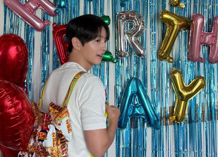 Ngày 20/9, Song Joong Ki đăng tải một số hình ảnh mới kèm lời cảm ơn gửi tới người hâm mộ đã chúc mừng sinh nhật anh. Nam diễn viên sinh ngày 19/9/1985, vừa bước sang tuổi 41. Trong một bức ảnh, Song Joong Ki đeo trên lưng túi snack Matdongsan và tạo dáng trước phông nền có những quả bóng bay mang dòng chữ chúc mừng sinh nhật. Qua loạt ảnh, nam diễn viên được khen trẻ trung hơn so với tuổi. Ảnh: @hi_songjoongki.
