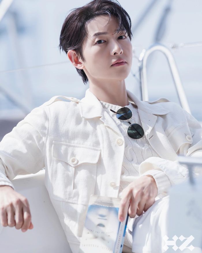 Trong sự nghiệp, Song Joong Ki đang trải qua giai đoạn không mấy thuận lợi. Đầu năm 2025, anh trở lại với Bogota: City of the Lost nhưng bộ phim không đạt thành tích như kỳ vọng. Theo Newsen, đây là thất bại thứ hai liên tiếp của nam diễn viên tại phòng vé. Trước đó, Đường cùng ra mắt tháng 10/2023 chỉ thu hút khoảng 260.000 lượt khán giả. Ảnh: @highziumstudio.