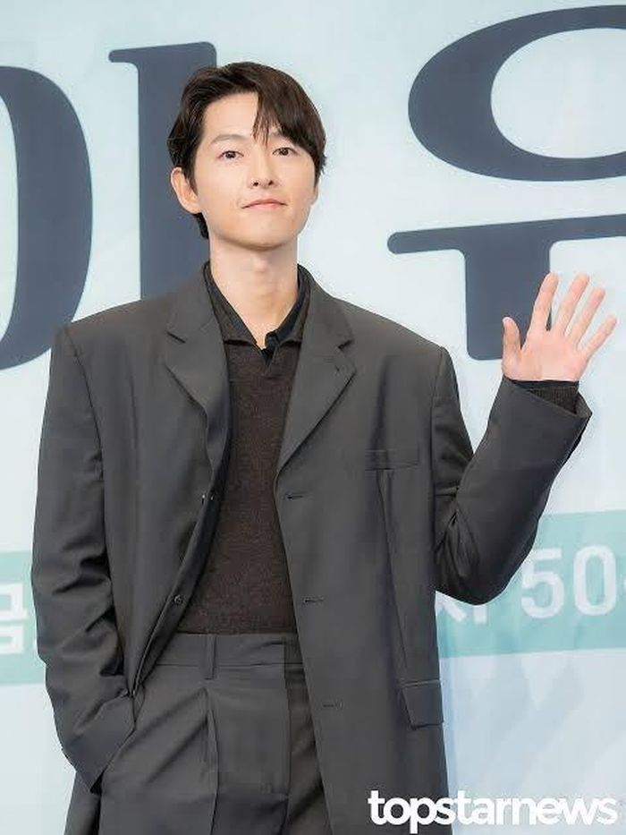 Trái với những lời đồn trên mạng, Daily25news cho biết Song Joong Ki và vợ vẫn gắn bó. Trước đó không lâu, hai người xuất hiện cùng nhau trong một sự kiện chính thức. Cặp đôi đảm nhận vai trò dẫn chuyện tại một buổi hòa nhạc cổ điển, luân phiên sử dụng tiếng Hàn và tiếng Anh, đồng thời gửi lời nhắn dành cho các con. Đây là một trong số ít lần hai người cùng xuất hiện công khai kể từ khi kết hôn. Màn xuất hiện của họ nhận được sự chú ý từ khán giả. Ảnh: Top Star News.