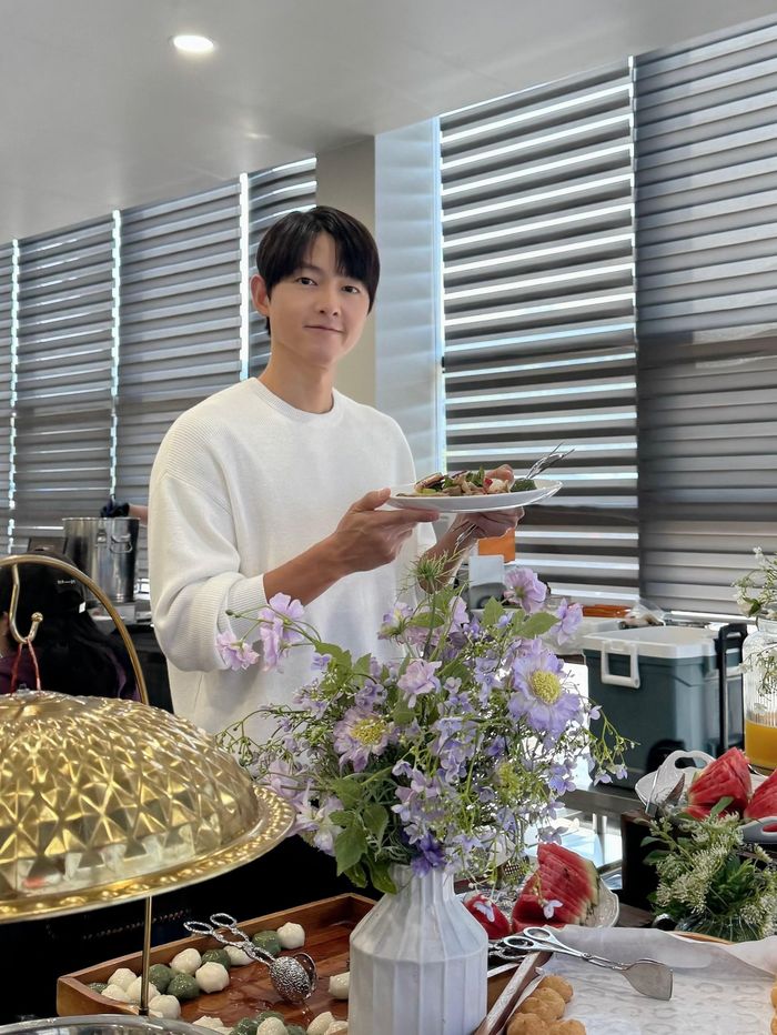 Hình ảnh đời thường ở tuổi 41 của nam diễn viên. Song Joong Ki và nữ diễn viên người Anh Katy Louise Saunders quen nhau thông qua một người bạn chung vào năm 2021. Hai người công khai mối quan hệ, đăng ký kết hôn vào năm 2023 và cùng năm đón con trai đầu lòng. Tháng 11/2024, cặp đôi chào đón con thứ hai. Ảnh: @hi_songjoongki.