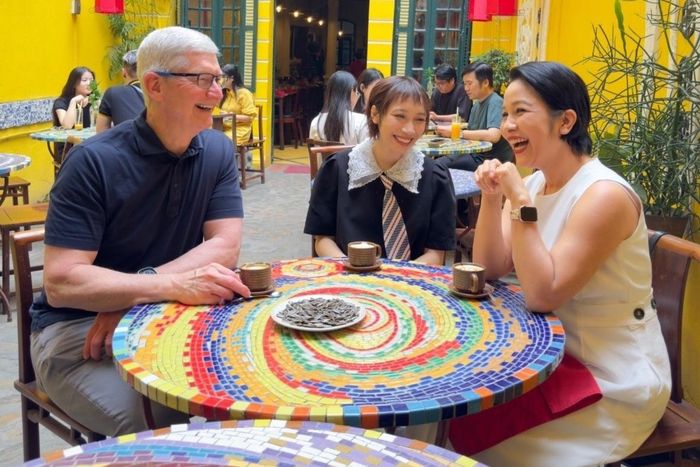  Tim Cook đăng ảnh uống cà phê trứng tại Hà Nội ngày 15/4/2024. Ảnh: Tim Cook/X.