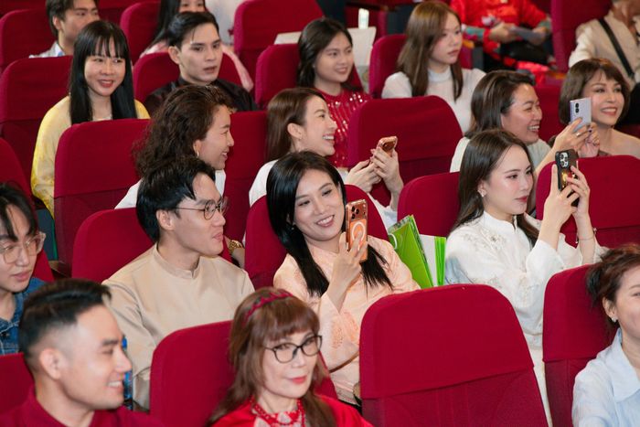  Sau khi lần lượt xếp hàng, dâng hương lên bàn thờ Tổ nghiệp, các nghệ sĩ, những người hoạt động trong lĩnh vực nghệ thuật nán lại ở hàng ghế khán giả để lưu lại hình ảnh đáng nhớ bên nhau. 
