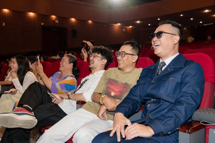  Không khí ấm áp, vui vẻ của các nghệ sĩ trong ngày giỗ Tổ nghề sân khấu. Ngoài Kịch đoàn Thành Lộc, nhiều sân khấu kịch khác tại TP.HCM như Idecaf, Thế giới Trẻ, Trương Hùng Minh... cũng tổ chức các hoạt động dâng hương, cúng Tổ. 