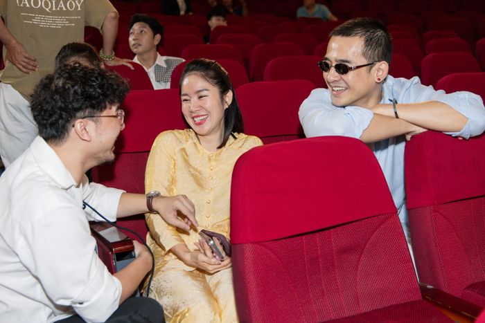  Lương Thế Thành cho biết giỗ Tổ nghề là dịp để các anh chị em nghệ sĩ tụ hội, chia sẻ những câu chuyện, kỷ niệm trong quá trình làm nghệ thuật. "Bình thường, ai cũng bận rộn với cuộc sống, công việc riêng. Trong ngày đặc biệt này, chúng tôi có thời gian để nói chuyện, hỏi han nhau giữa bầu không khí ấm cúng. Năm nay, khi cúng Tổ nghề ở sân khấu mới, sự bồi hồi, háo hức trong chúng tôi lại càng lớn hơn. Tôi hy vọng mọi thứ đều thuận lợi, suôn sẻ, anh chị em nghệ sĩ giữ sức khỏe tốt, thành công với dự án mới", nam diễn viên chia sẻ. 