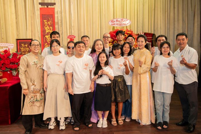 Nghệ sĩ Thành Lộc lưu lại những bức ảnh kỷ niệm bên các thành viên của "Hào quang trong bóng tối". Đây là dự án dành cho những người khiếm thị. Ngoài Thành Lộc, nghệ sĩ Hữu Châu, Kim Xuân từng tham gia vào dự án này với vai trò hướng dẫn, chia sẻ kinh nghiệm về diễn xuất trên sân khấu. 