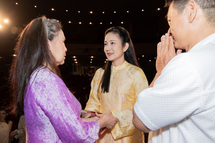  Bà Nguyễn Thị Thanh Thúy, Phó giám đốc Sở Văn hóa và Thể thao TP.HCM có mặt từ sớm để dâng hương, cúng Tổ nghề. Phó giám đốc Sở Văn hóa và Thể thao TP.HCM sau đó dành thời gian để chúc mừng, trò chuyện với NSƯT Thành Lộc cùng các nghệ sĩ trong ngày giỗ Tổ sân khấu. 