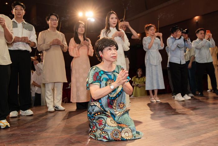  Phi Phụng và nhiều diễn viên, học trò thành kính trước bàn thờ Tổ nghiệp. Với nghệ sĩ Việt, hai ngày 11 và 12/8 Âm lịch hàng năm trở thành dịp đặc biệt để họ thể hiện lòng thành kính, biết ơn với Tổ nghề. Trong ngày này, bất kể bận rộn thế nào họ cũng chuẩn bị lễ vật, hoa để dâng Tổ. 