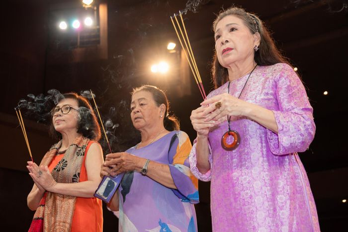  Nghệ sĩ Kim Xuân tiếp tục đầu quân về Kịch đoàn Thành Lộc sau khi sân khấu kịch Thiên Đăng đóng cửa. Trong ngày đặc biệt, Kim Xuân cho biết bà hạnh phúc khi chứng kiến các thế hệ nghệ sĩ cùng có mặt để dâng hương, tưởng nhớ Tổ nghề. "Năm nay, lễ giỗ Tổ nghề sân khấu càng đặc biệt hơn nữa khi người bạn thân của tôi thành lập được sân khấu riêng. Xung quanh Thành Lộc đều là những người yêu sân khấu, muốn mang lại những ý nghĩa, trọn vẹn, hạnh phúc đối với khán giả", NSND Kim Xuân bày tỏ. 