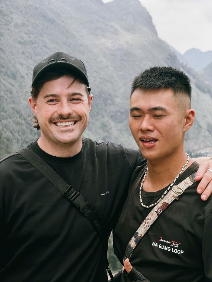 James và Liam chụp ảnh lưu niệm cùng các tài xế cùng đồng hành trong chuyến khám phá Hà Giang. Ảnh: Nguyễn Đình Long.