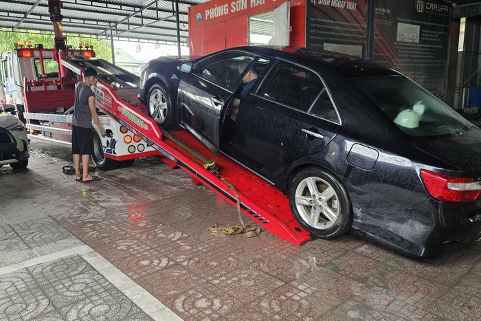 Sáng ngày 21/9, gara của ông Minh tiếp nhận thêm hàng loạt xe ôtô hư hỏng vì ngập nước.