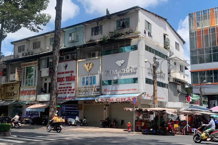 Sáng 21/9, nhiều cửa hàng trang sức, kim cương tại khu vực chợ An Đông vẫn trong tình trạng đóng cửa. Ảnh: Thảo Liên.