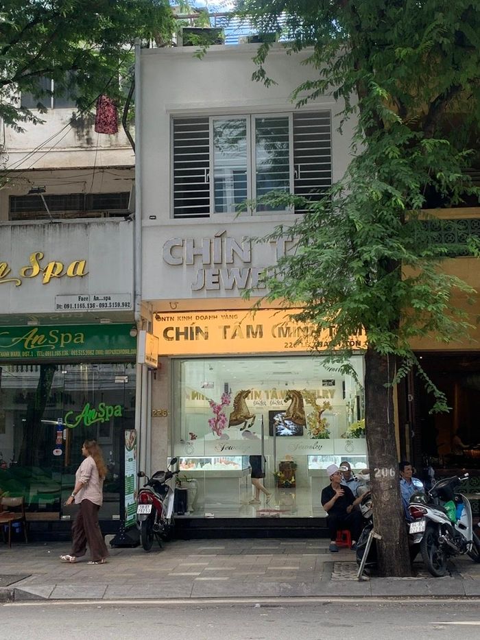 Ghi nhận sáng 21/9, cửa hàng kim cương Chín Tâm, Thiên Thiên Ngọc trên đường Lê Thánh Tôn (phường Sài Gòn) đã mở cửa trở lại. Ảnh: Thảo Liên.
