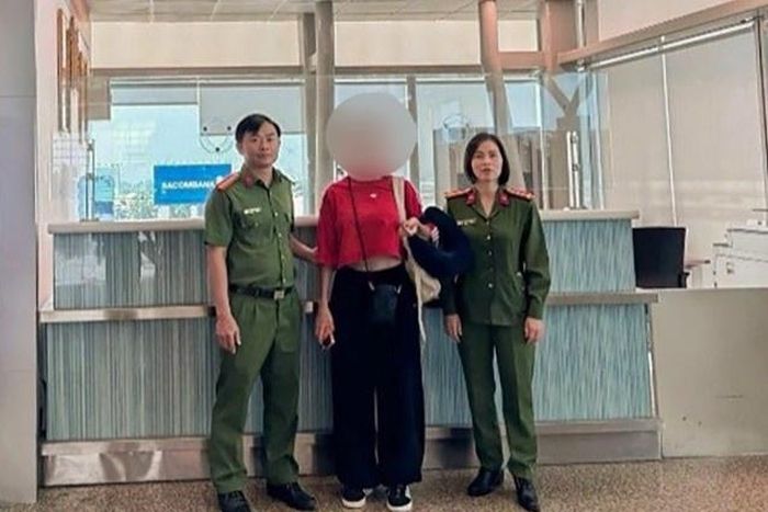  Bà Nikitina Luliia làm thủ tục trước khi bị trục xuất, ngày 21/9. Ảnh: Công an Khánh Hòa.