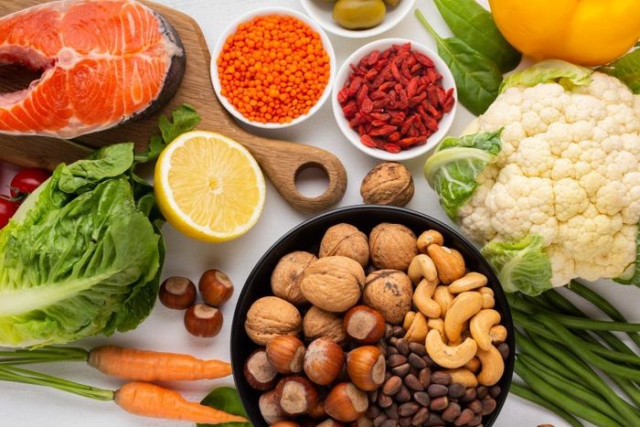  Một chế độ ăn đa dạng kết hợp vitamin bà bầu giúp đáp ứng đủ nhu cầu canxi, sắt và folate trong 3 tháng đầu thai kỳ. Ảnh: Magnific. 