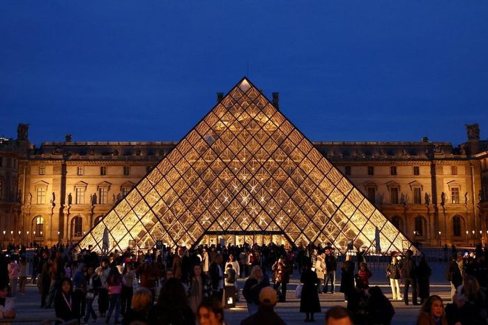  Kim tự tháp kính Louvre do kiến trúc sư I.M. Pei thiết kế, năm 2025. Dự án Louvre Nouvelle Renaissance được đề xuất nhằm cải thiện tình trạng quá tải, đồng thời nâng cao trải nghiệm tham quan tại Bảo tàng Louvre ở Paris. Ảnh: Reuters.