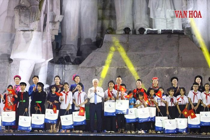 Các đồng chí lãnh đạo Đảng, Nhà nước, Quốc hội và lãnh đạo tỉnh Tuyên Quang đã trao quà cho 100 em thiếu nhi, học sinh có hoàn cảnh khó khăn, có ý chí vươn lên trong học tập