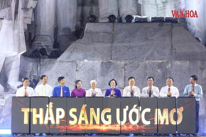Các đồng chí lãnh đạo Đảng, Nhà nước, Quốc hội và lãnh đạo tỉnh Tuyên Quang thực hiện nghi thức “Thắp sáng ước mơ”